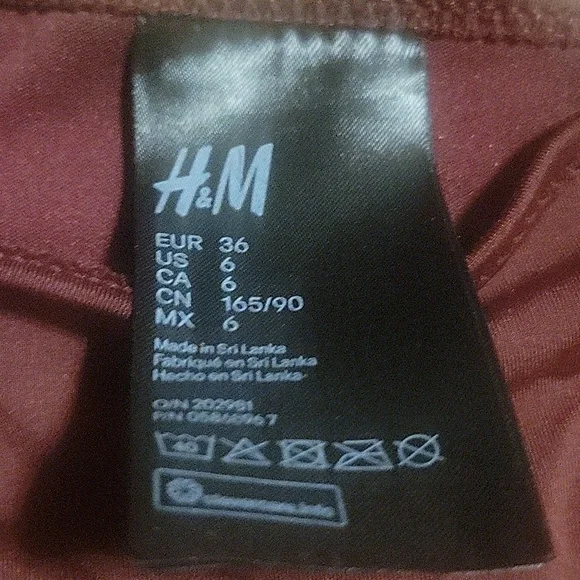 Bikini and matching shorts bundle - Picture 7 of 9